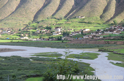 依山傍水美如画