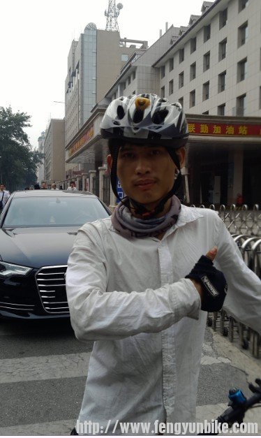 头盔和破损的衣裳