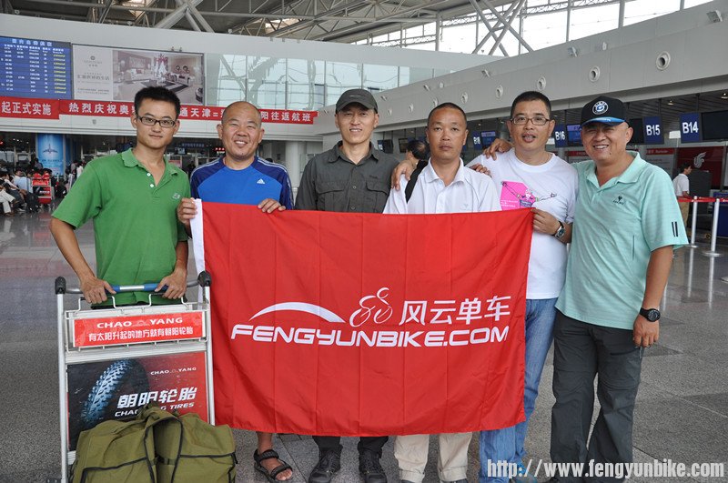 我们在机场合影