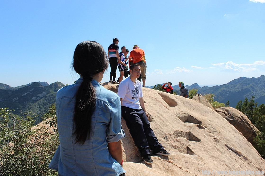 她就在她的身后面。哈哈！我也很害怕的。