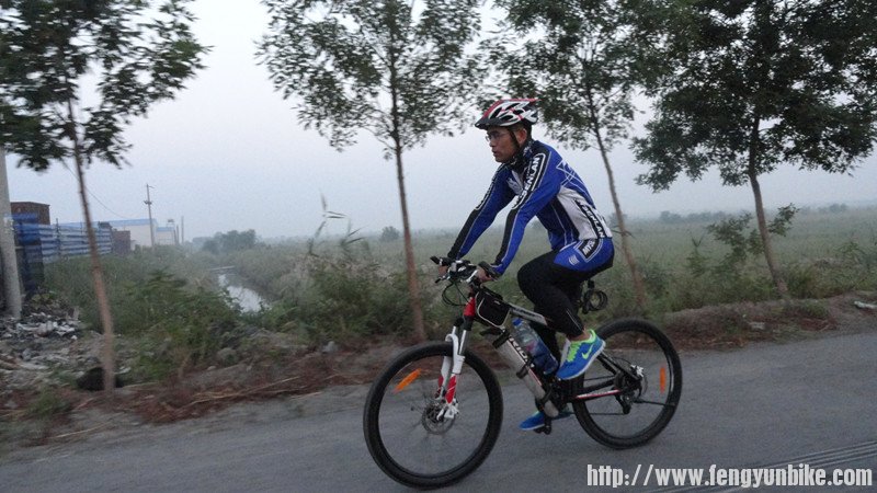 老地主骑车收租子嘿嘿