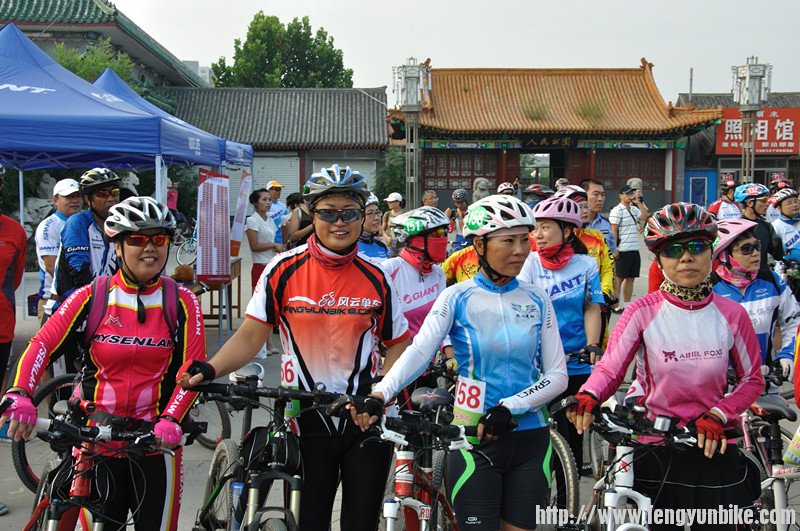 我们的女子队员在听讲话