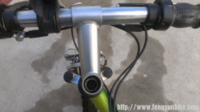 这是老款的把立，中间的螺栓是固定把立的，不需要去动它