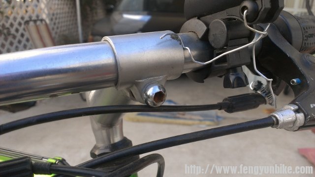 这个螺栓是固定把手的，用内六角扳手逆时针就可以松开