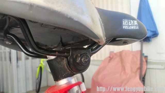 这是座垫的螺栓，也是逆时针松开