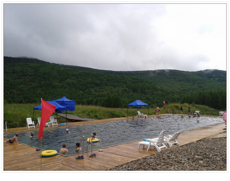 高山上的游泳池