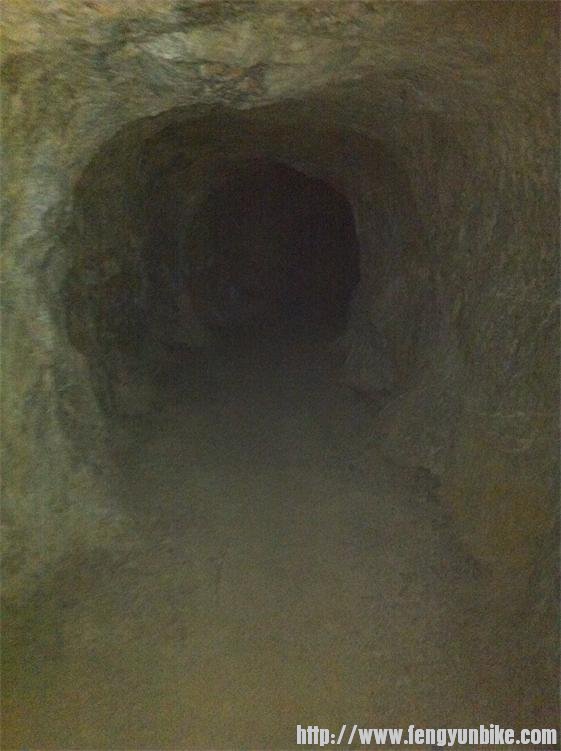 山谷里探矿的山洞，据说有500多米深，我走了100多米就不敢再走了，太冷了