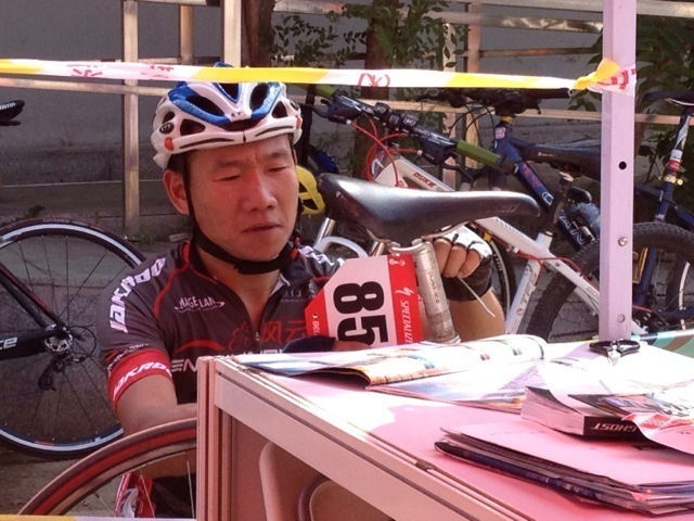 张文利在安装选手号牌