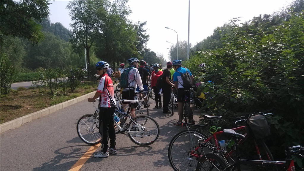 队友车爆胎，大家都在帮忙。