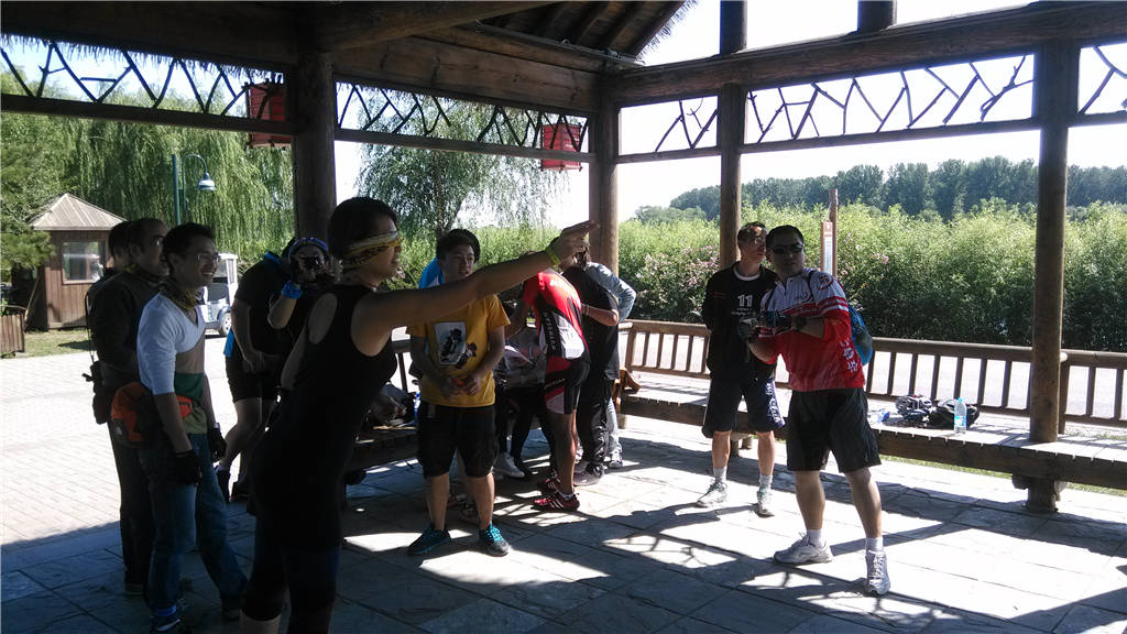 蒙眼投镖，我就不告诉你们对面成长顶着苹果跟那站着呢。