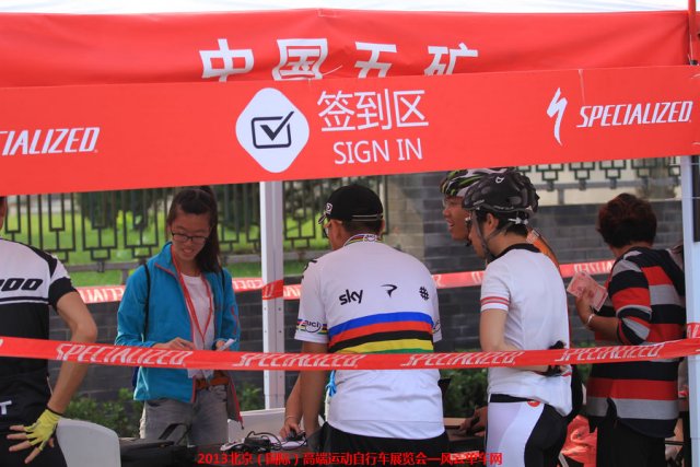 高端车展第二天：运动员签到