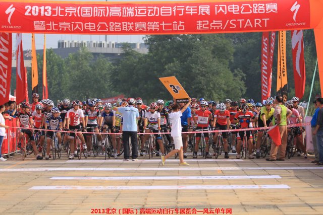 高端车展第二天：男子公路初级18-40年龄组比赛