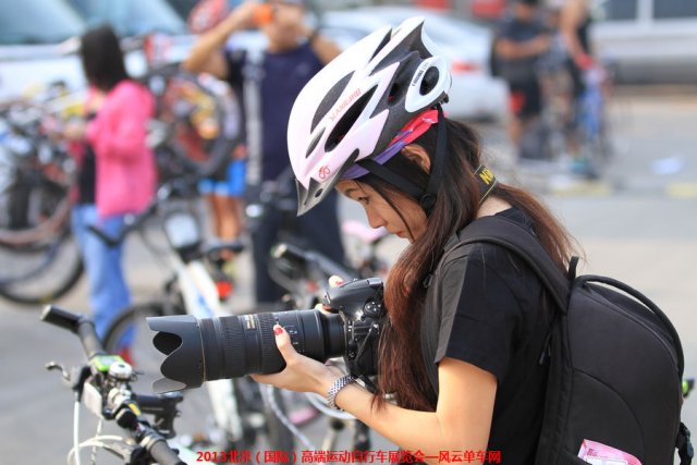 高端车展第二天现场图片