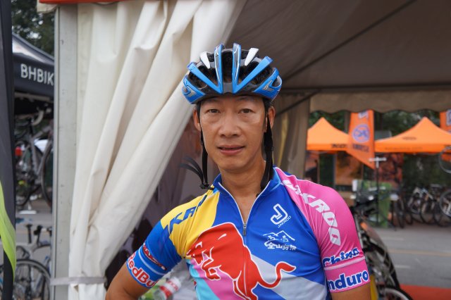 高端车展第三天：拍得帅哥若干枚，认识不？