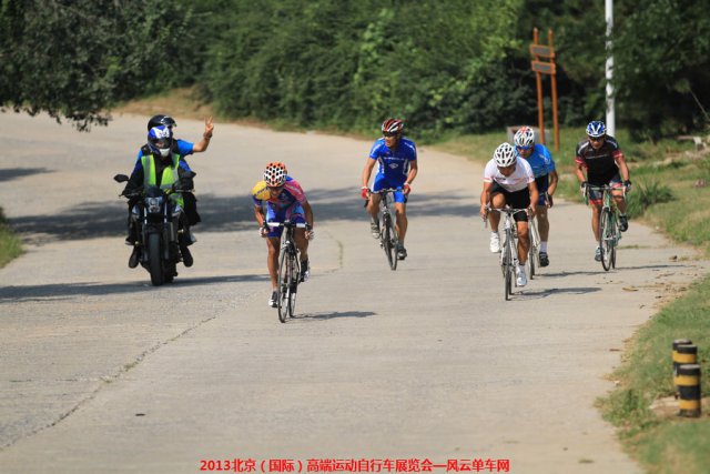 高端车展第二天：男子公路初级41-60年龄组比赛