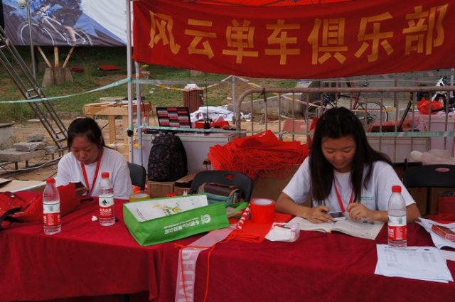 高端车展第三天：辛苦的美女志愿者们