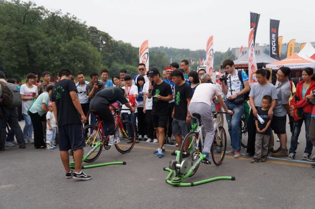 高端车展第三天：小轮车表演和骑行台大赛