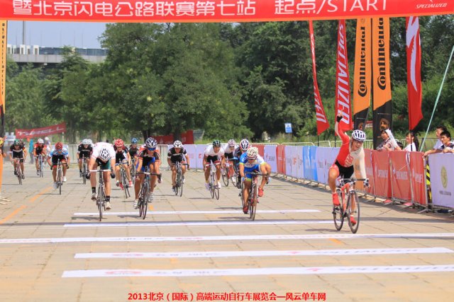 高端车展第二天：男子公路精英组（车队组）比赛