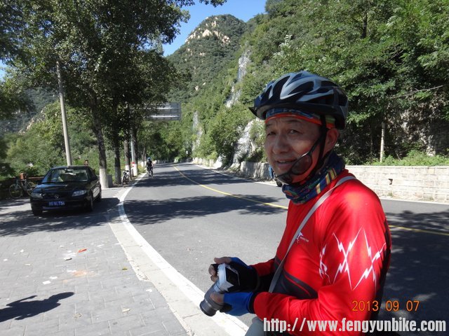 他在解字石顶为到顶的人拍照