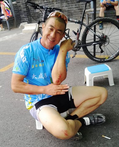 高端车展第三天：著名车手老拽比赛中意外受伤