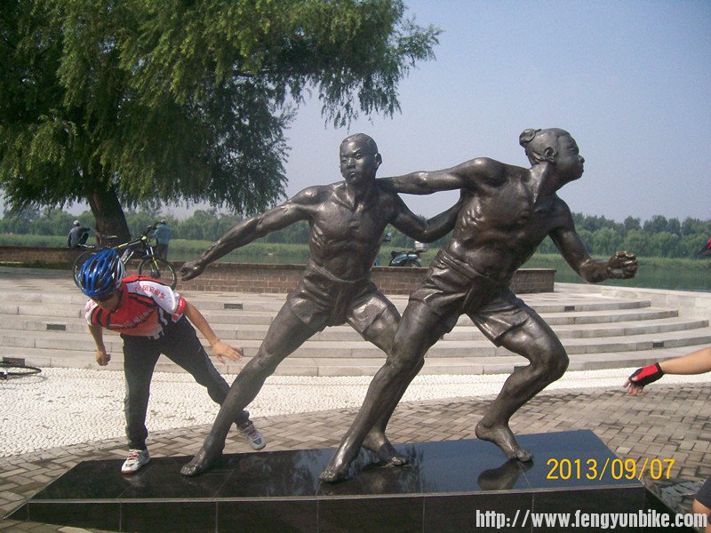 让雕像给了一拳！