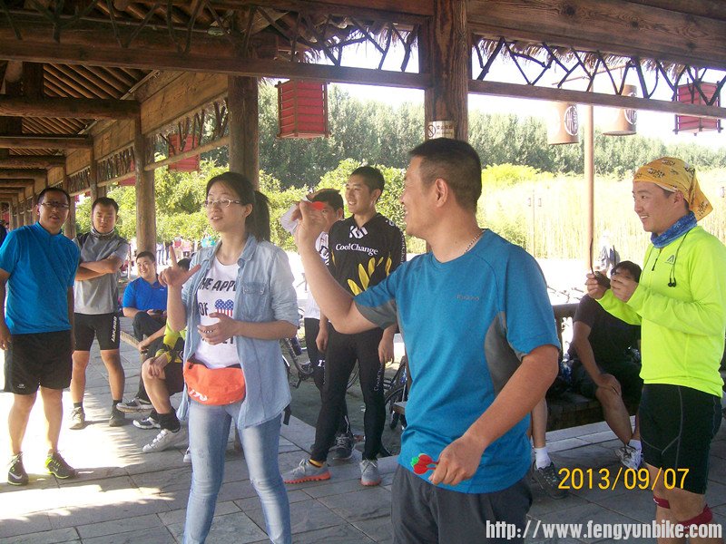 有一个图谋不轨的，还带着坏笑！！