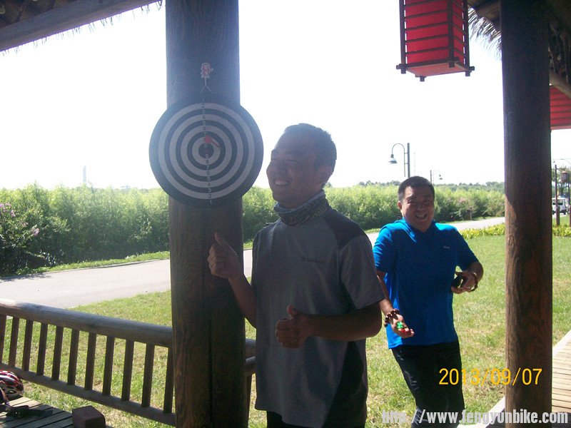 小心后面捡镖的家伙！！