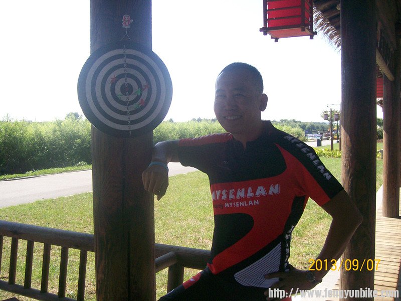 岁数大啦。得坐着啊！