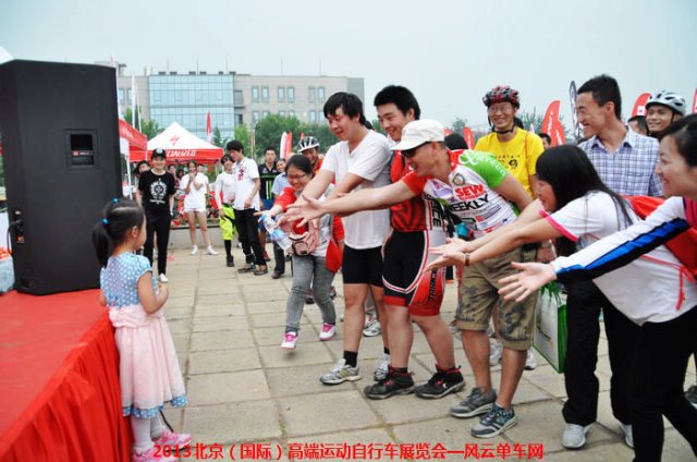 2013高端车展第三天花絮之小二娃，你在哪儿~~~