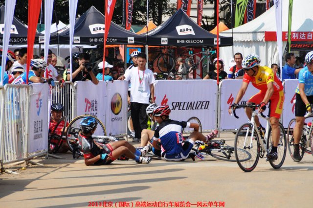 高端车展第二天-风云单车队员张涛受伤