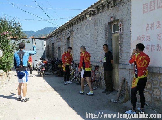 黑衣范老前辈翘首以待