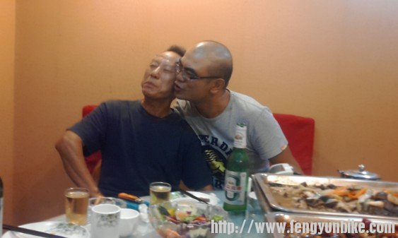 代表哥给老张哥献上深情一吻