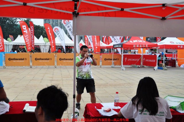 高端车展豪客狂拍美女