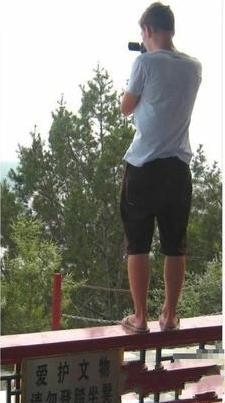 站在高栏上：我是外国人