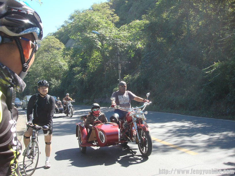 一队跨子呼啸而过