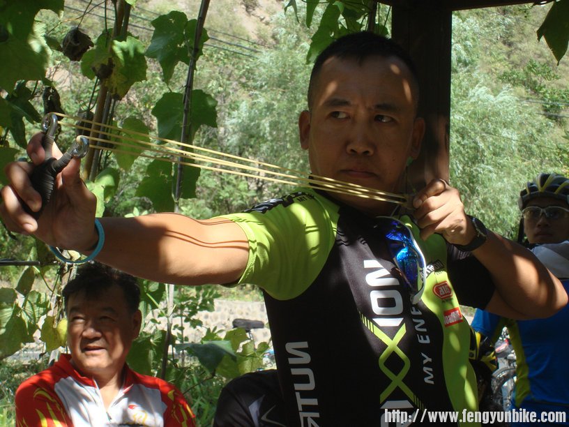 拉弓的姿势也超帅