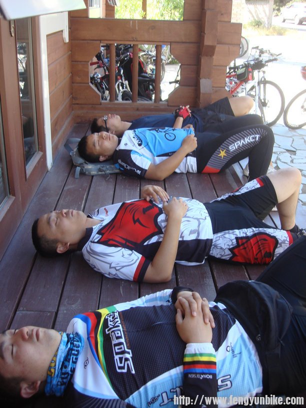 难道睡觉也有学习班？都一个姿势