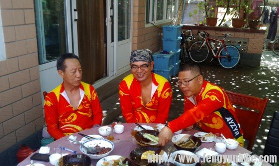 拳击王哥吃得很专注