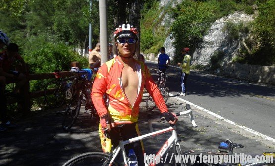 毒要登顶谢字石