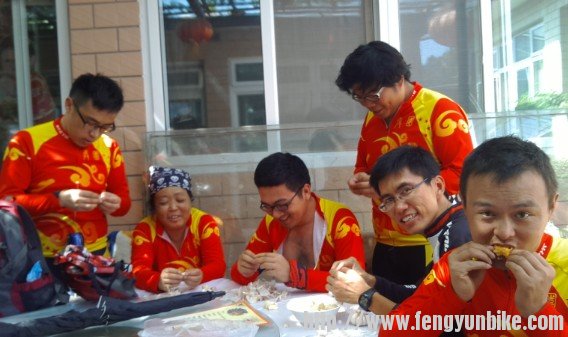 别人都在剥蒜只有幕神在独食