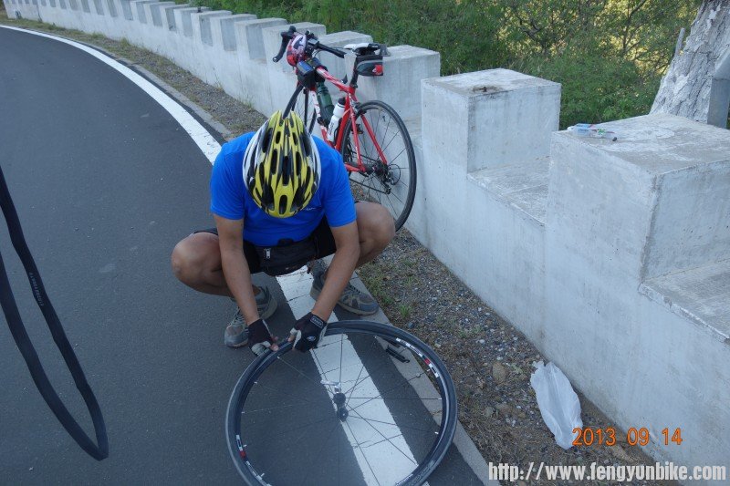 去年获扎胎大王奖的蔡哥又中奖了