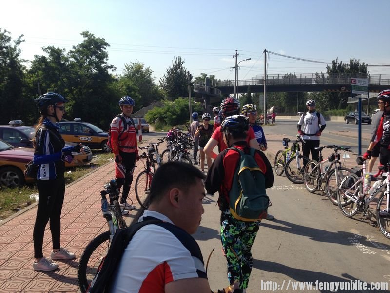 去程休息中（编者按：加油站的厕所居然在超市大厅中）