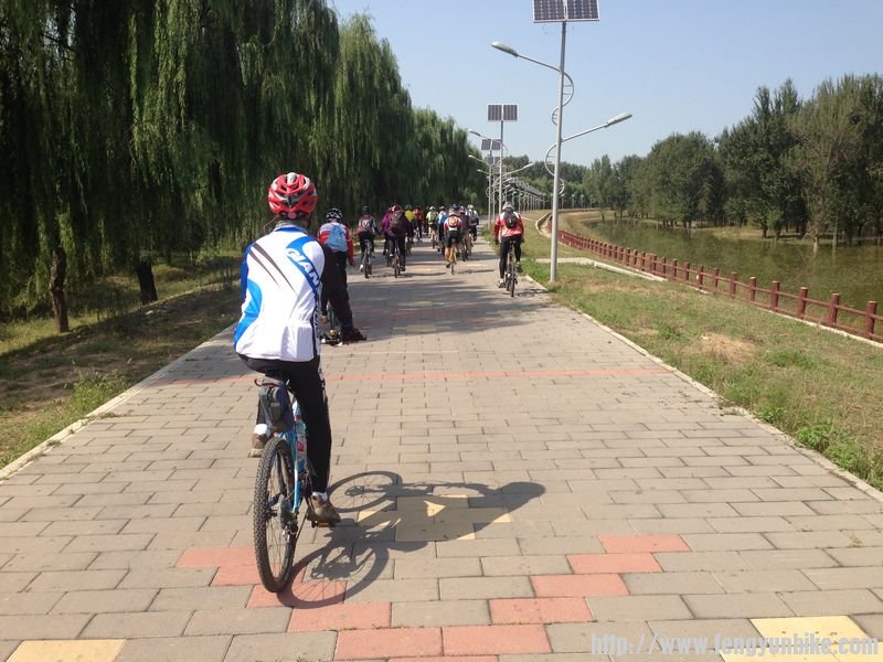 自行车绿道（编者按：很宽很舒服）