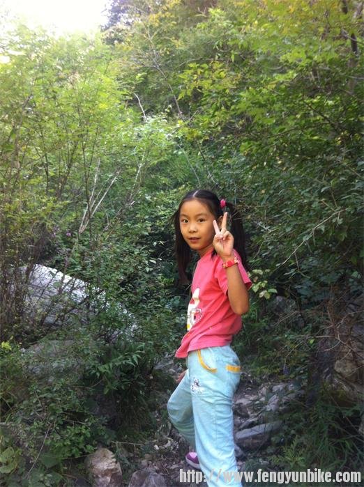 女儿在前面开路