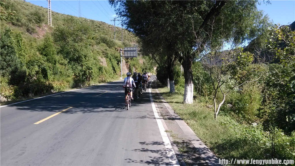 这骑行队伍保持的，多棒。