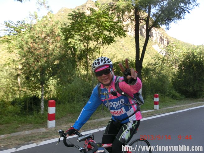 身着粉衣的子孓老师