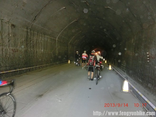 步行进入东方红隧道