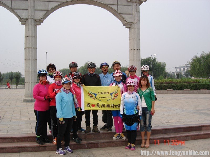 和三厂哥姐们广场合影