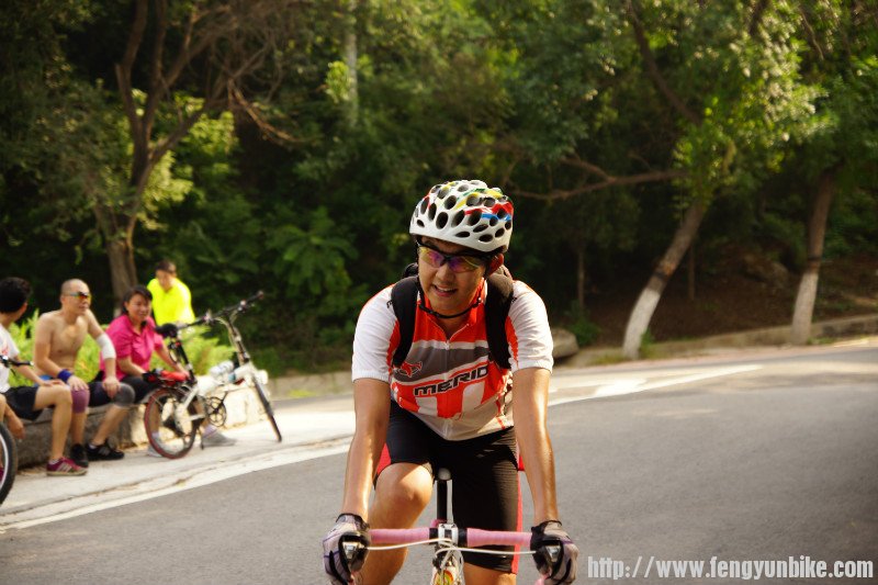 照相的人把我照高了。。