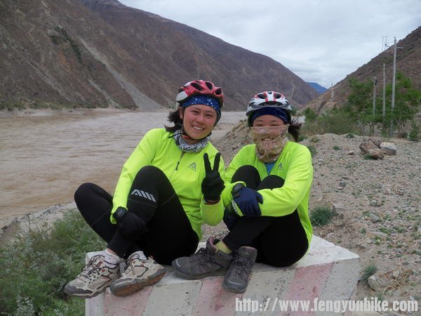 这是我们捡来的山东青岛小车友，20多岁的她们是第一次骑行长途